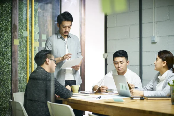 Jóvenes asiático negocio equipo personas reunión en oficina —  Fotos de Stock