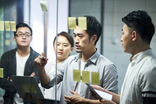 Unga asiatiska affärsteam människor möte i ämbetet — Stockfoto