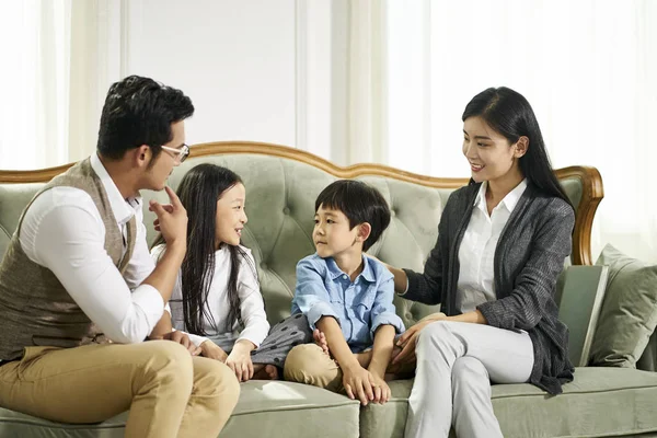 Asiatici genitori e due bambini in chat a casa — Foto Stock