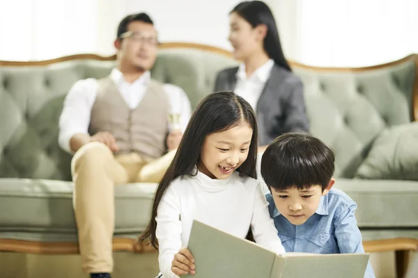 Due bambini asiatici leggere libro insieme — Foto Stock