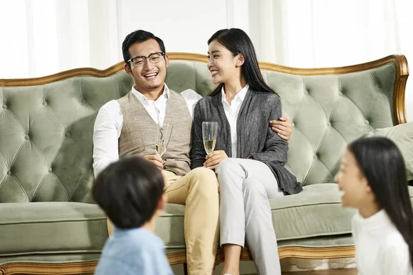 Ασιατική οικογένεια διασκεδάζει στο σπίτι — Φωτογραφία Αρχείου