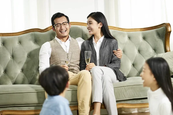 Aziatische familie hebben plezier thuis — Stockfoto