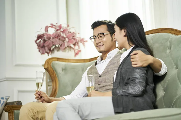 Young asian couple talking at home — Stock Photo, Image