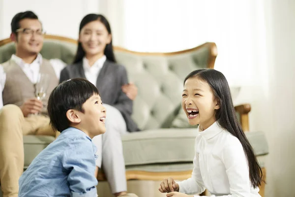 Азиатская семья весело проводит время дома — стоковое фото
