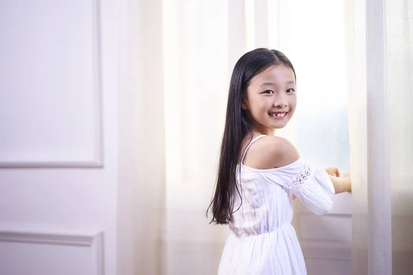 Hermosa poco asiático chica mirando a cámara sonriendo — Foto de Stock
