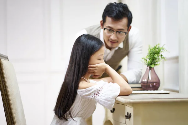 Triste poco asiático chica consigue comodidad de padre —  Fotos de Stock