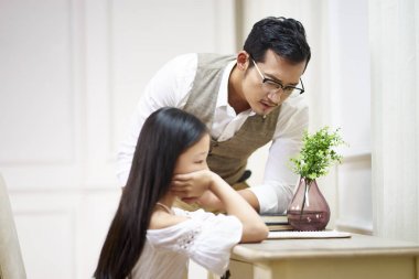 üzgün küçük islak gömlek alır rahatlık itibaren baba