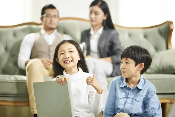 Aziatische familie hebben plezier thuis — Stockfoto