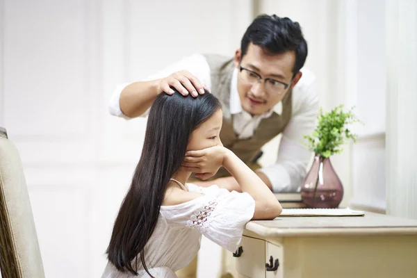Triste pouco asiático menina fica conforto de pai — Fotografia de Stock