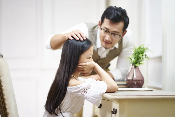 Triste poco asiatico ragazza ottiene comfort da padre — Foto Stock