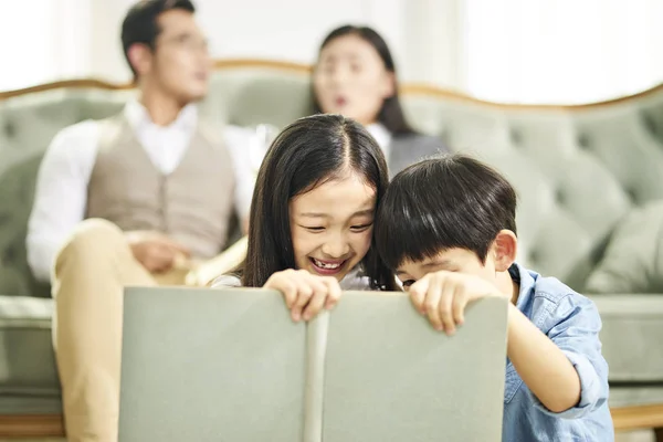 Dos asiático niños lectura libro juntos —  Fotos de Stock