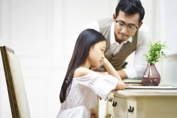 Triste poco asiático chica consigue comodidad de padre —  Fotos de Stock