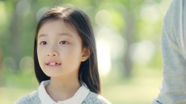 Gördüğü Bir Şeye Şaşıran Küçük Asyalı Kızın Yüzünün Yakın Çekim — Stok video