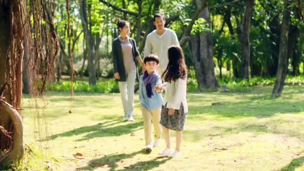 Aziatische Familie Met Twee Kinderen Ontspannen Wandelen Het Park — Stockvideo