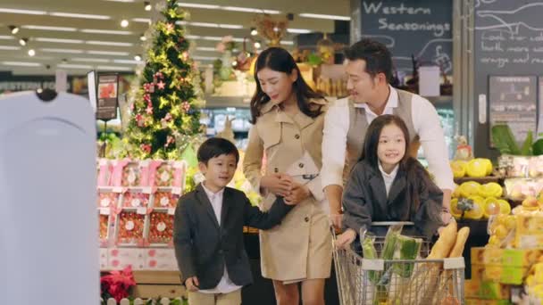 Familia Asiática Con Dos Niños Compras Supermercado — Vídeo de stock