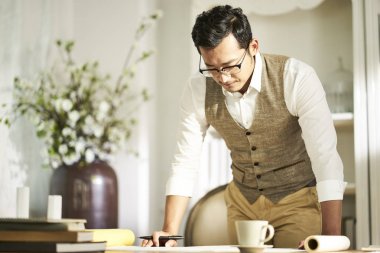 evde çalışan genç asyalı tasarımcı