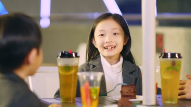 Küçük Asyalı Kız Aile Toplantısı Sırasında Kardeşi Ile Konuşurken — Stok video