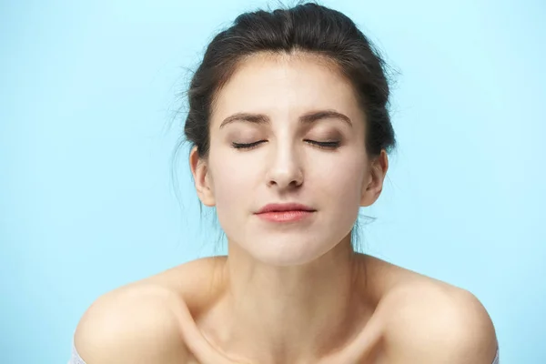 Portrait of a young caucasian woman — Stock Photo, Image