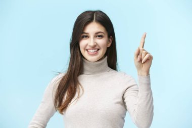 Genç beyaz kadın bir parmak gösteren