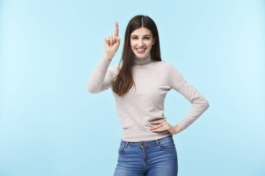 Genç beyaz kadın yukarı işaret
