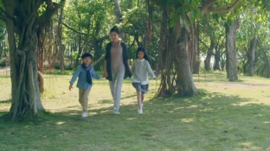 parkta babadoğru çalışan güzel asya çocuk