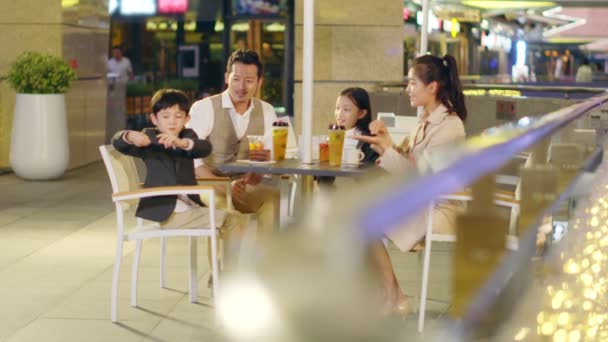 Feliz Asiático Familia Con Dos Niños Charlando Relajante Café Lugar — Vídeo de stock