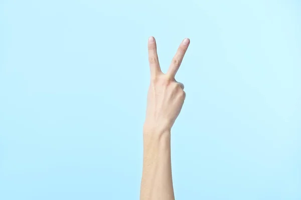 Menselijke hand die nummer twee weergeeft — Stockfoto