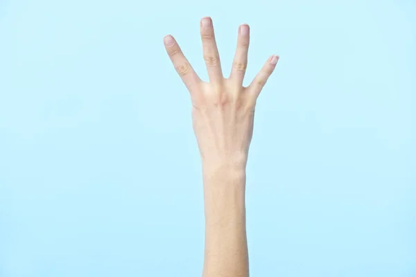Человеческая рука, показывающая число четыре — стоковое фото