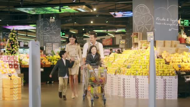 Ασιατική Οικογένεια Δύο Παιδιά Παντοπωλεία Ψώνια Στο Σούπερ Μάρκετ — Αρχείο Βίντεο