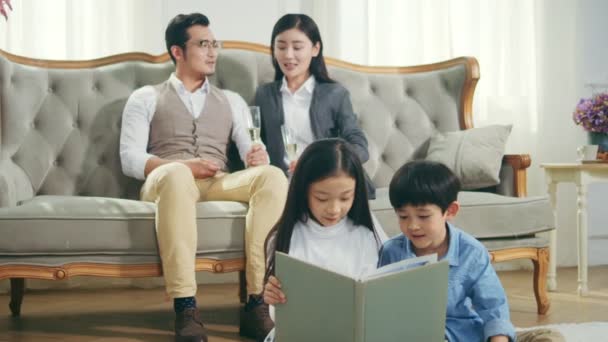 Dos Asiático Niños Sentado Alfombra Suelo Lectura Libro Con Madre — Vídeo de stock