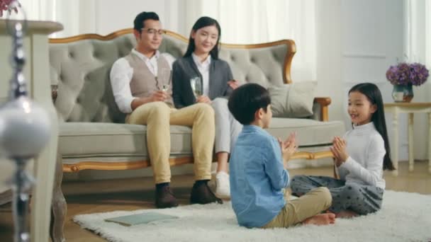 Dois Asiáticos Crianças Sentado Tapete Chão Jogar Jogo Com Mãe — Vídeo de Stock