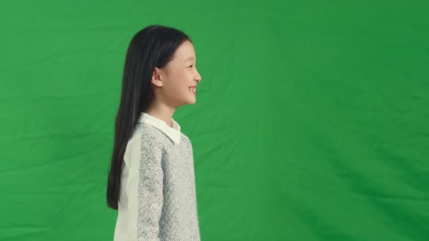 Vue Latérale Une Petite Fille Asiatique Souriante Sur Fond Vert — Video