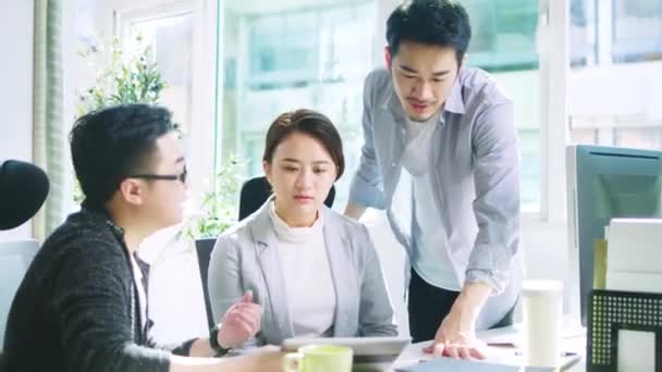 Uma Equipe Três Jovens Asiáticos Empresários Homens Mulheres Reunião Escritório — Vídeo de Stock