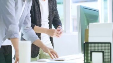 masaüstü bilgisayar önünde iş tartışıyor iki Asyalı işadamları