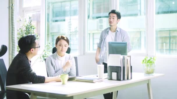 Група Молодих Азіатських Бізнесменів Чоловіків Жінок Зустрічаються Обговорюючи Офісі — стокове відео