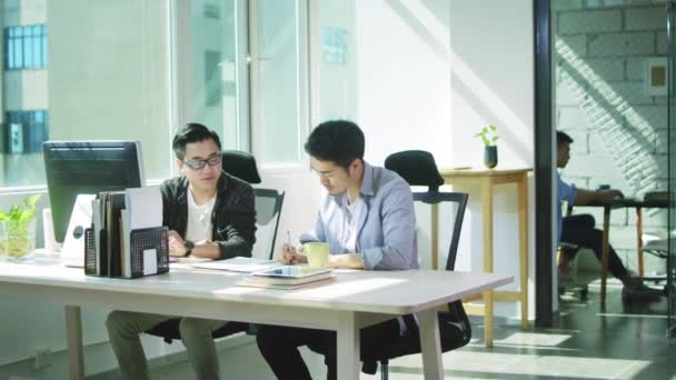 Deux Jeunes Hommes Affaires Asiatiques Travaillant Ensemble Dans Bureau Petite — Video