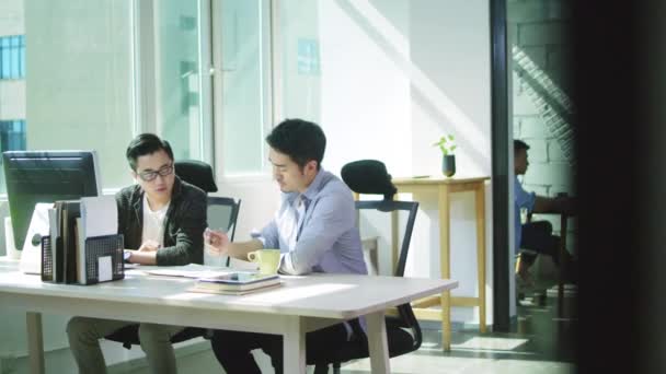 Dois Jovens Asiáticos Homens Negócios Trabalhando Juntos Escritório Pequena Empresa — Vídeo de Stock