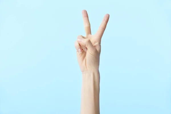 Menselijke hand die nummer twee weergeeft — Stockfoto