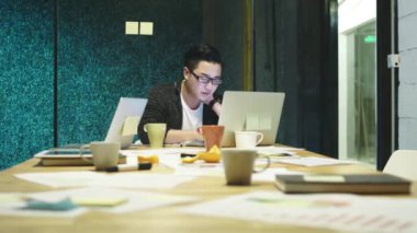 ofiste fazla mesai çalışan yorgun genç Asya adam