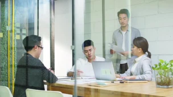 Grupo Jóvenes Empresarios Asiáticos Discutiendo Negocios Sala Reuniones Empresa — Vídeos de Stock