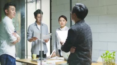 iş tartışırken ofiste toplantı genç Asya girişimciler grubu