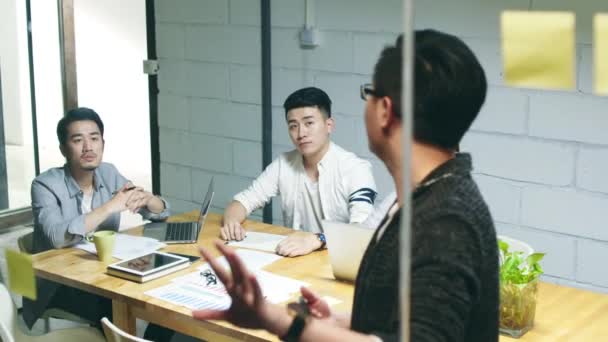 Skupina Mladých Asijských Podnikatelů Diskutuje Podnikání Firemní Zasedající Místnosti — Stock video