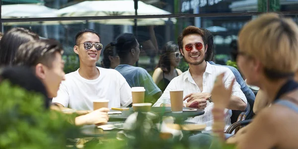 Young asian people relaxing in coffee shop — Stock Photo, Image