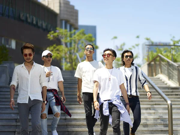 通りを歩くアジアの若者 — ストック写真