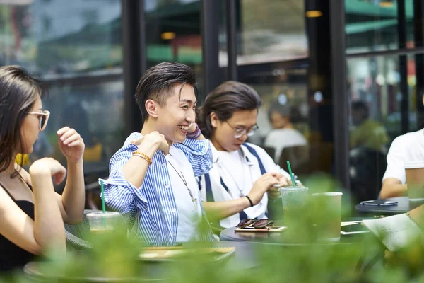 Junge asiatische Erwachsene entspannen sich im Café — Stockfoto