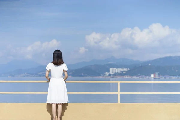 Jovem mulher asiática olhando para o mar — Fotografia de Stock