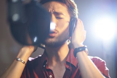 genç asyalı şarkıcı kayıt stüdyosunda şarkı söylüyor