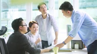 ofiste tablet Pc kullanarak iş tartışıyor üç genç Asyalı insanlar