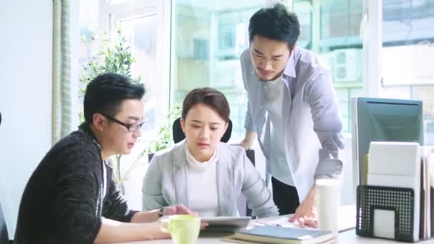 Drie Jonge Aziatische Mensen Die Zaken Bespreken Met Behulp Van — Stockvideo