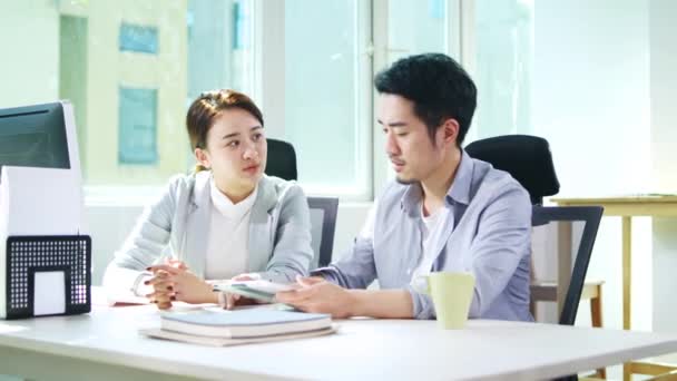 Asiatische Geschäftsfrau Und Geschäftsmann Sitzen Schreibtisch Büro Und Diskutieren Geschäfte — Stockvideo